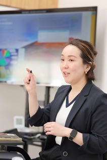 英会話を生徒に教える日奈さん。「なんでそんなにパワフルなの？」と生徒からよく聞かれるそう