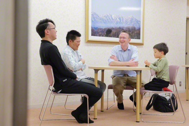 レイモンドさん（右から二人目）は流ちょうな日本語で男子部の同志を励ましている