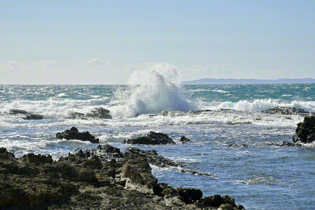 波浪が砕け、しぶきが舞う――日蓮大聖人御聖誕の地・千葉の鴨川市内から太平洋を望む
