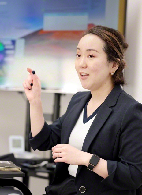 英会話を生徒に教える日奈さん。「なんでそんなにパワフルなの？」と生徒からよく聞かれるそう