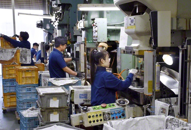 大阪の町工場で作業するベトナム人従業員ら