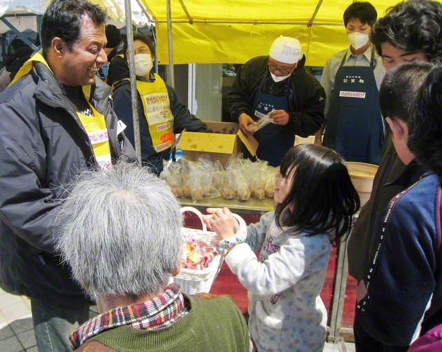 東日本大震災の際にバングラデシュ出身者が参加した炊き出し支援（移住連提供）