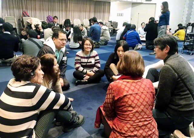 移住連のイベントで参加者が語り合う様子（移住連提供）