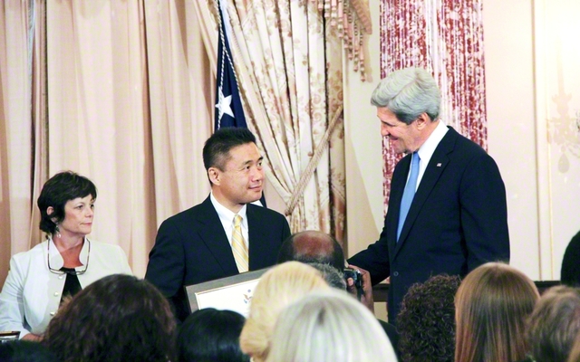 鳥井さん㊥は2013年、アメリカ国務省から「人身売買と闘うヒーロー」として表彰された（写真は移住連提供）