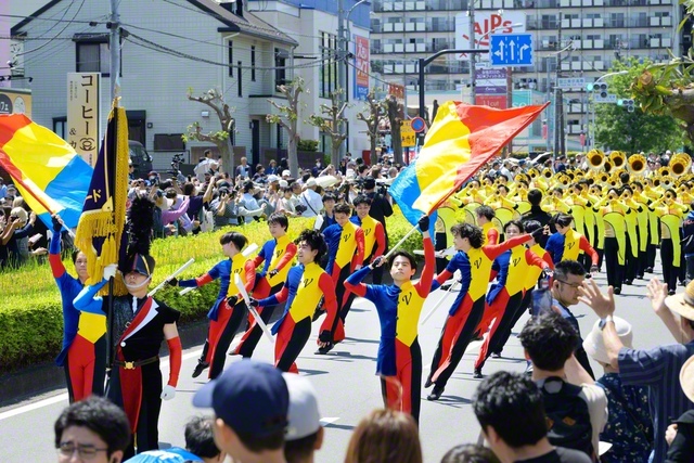 圧巻の演奏・演技を披露した創価ルネサンスバンガード