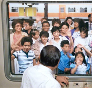 オランダへ向かう途中、ベルギーのブリュッセル南駅で同志を激励（1983年6月25日）