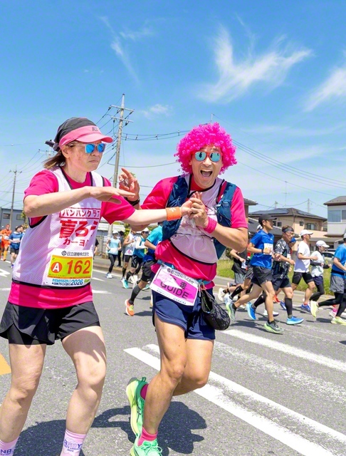 互いの歩幅を合わせて伴走する小野さん㊨。触手話で景色なども伝え、2人で楽しみながら（先月19日、かすみがうらマラソン兼国際ブラインドマラソン2026で）