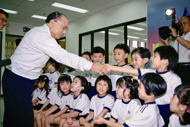 香港創価幼稚園を訪問し、園児を温かく励ます創立者・池田先生。「堅強（つよく）・正直（ただしく）・活溌（のびのびと）」とのモットーを胸に、園児がすくすく成長している（1993年5月15日）