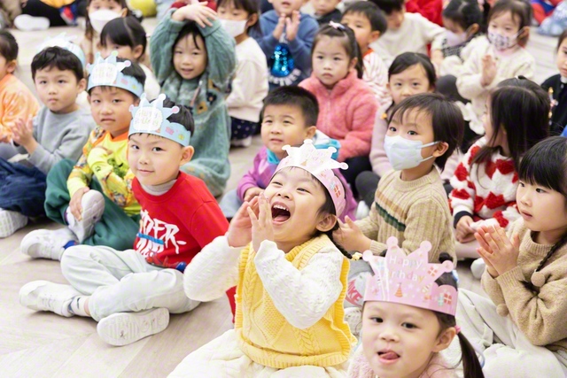 香港創価幼稚園の誕生日会で、子どもたちの笑顔があふれる