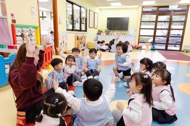 同園では、一人の教員が10人ほどの園児を担当。徹底した少人数教育で、一人一人に寄り添った保育を行っている