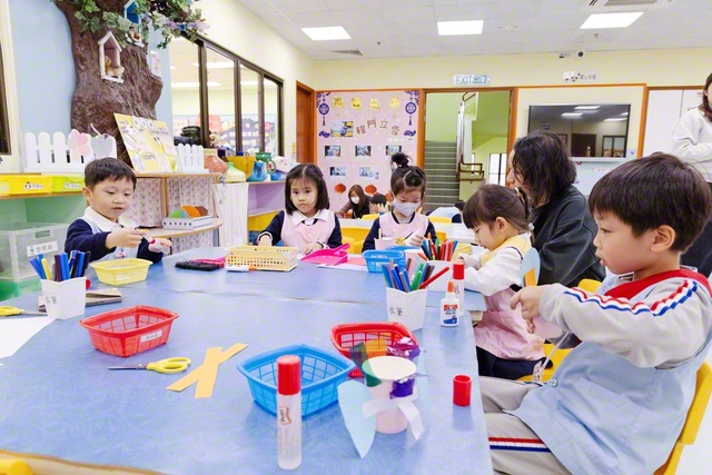 充実した「教育カリキュラム」で注目を集める同園。自由選択の時間では、芸術や科学など好きなコーナーで園児が遊び学ぶ