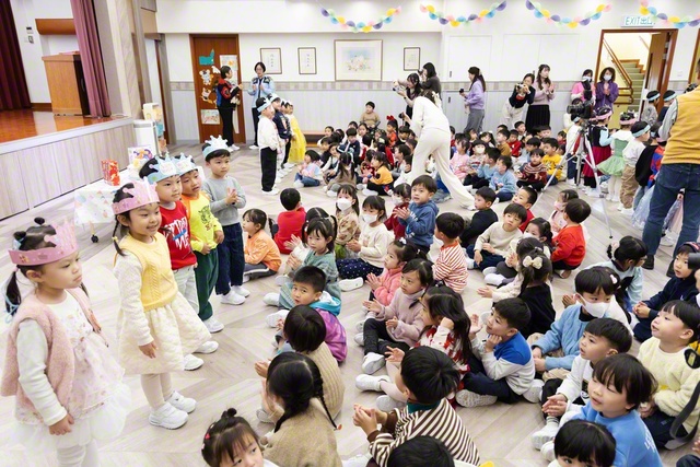 1月に誕生日を迎える園児の名前が呼ばれると、会場から大きな拍手が