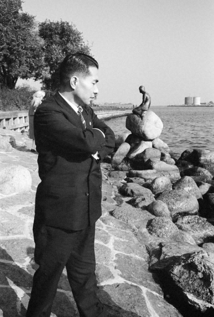「人魚姫」の像が立つデンマーク・コペンハーゲンの海岸で（1961年10月5日）