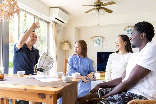 にぎやかな小野家の一家団らん（左から小野さん、妻・ユカさん、長女・菜々さん、長女の夫・ブバカさん）