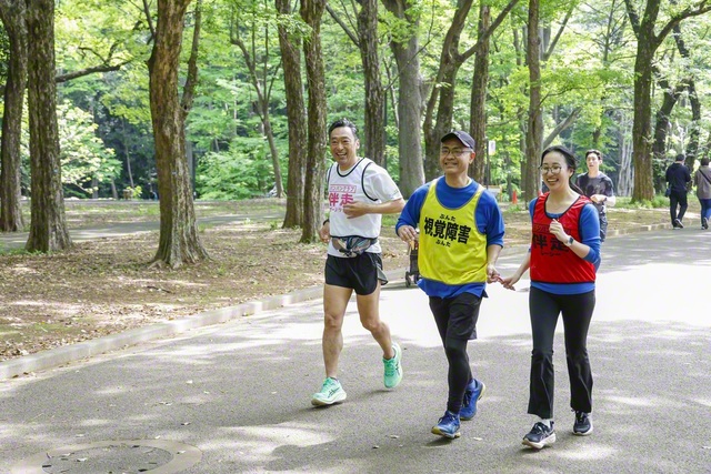 伴走する新人ランナーにアドバイスも