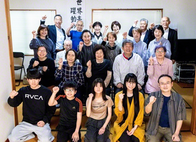 ありのままの姿で朗らかに進む“創価家族”の同志と共に（最後列左端が小野さん）