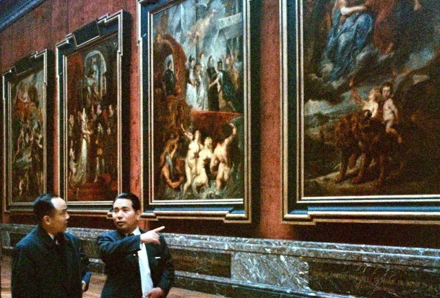 フランスのルーブル美術館を視察する池田先生（1964年10月）。もとは宮殿だった建物が、フランス革命のさなか、美術館として市民に一般公開された