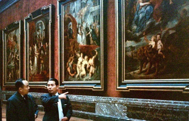 フランスのルーブル美術館を視察する池田先生（1964年10月）。もとは宮殿だった建物が、フランス革命のさなか、美術館として市民に一般公開された