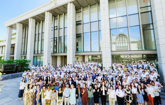 東京・信濃町の広宣流布大誓堂には日々、日本全国、また世界中から同志が集い来る。師弟誓願の「黄金の会座」は、決して尽きることのない世界広布の原動力となっている（2023年9月）