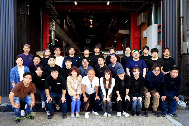 モノ作りへの誇りと躍動感が従業員の士気をかきたてる（最前列右から6人目が野村さん）