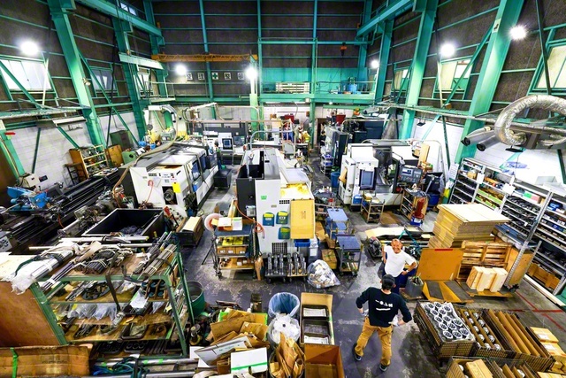 工場は職人たちの熱気であふれている