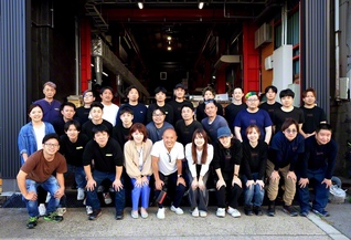 モノ作りへの誇りと躍動感が従業員の士気をかきたてる（最前列右から6人目が野村さん）