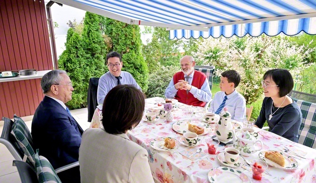原田会長がドイツのドリチッチ総合長宅を訪れ、一家を激励。永石SGI副理事長も同席し、和やかに（フランクフルト近郊で）
