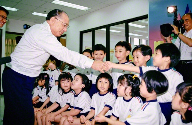 香港創価幼稚園を訪問し、園児を温かく励ます創立者・池田先生。「堅強（つよく）・正直（ただしく）・活溌（のびのびと）」とのモットーを胸に、園児がすくすく成長している（1993年5月15日）