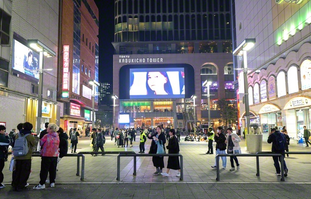 東京・新宿区歌舞伎町にある「トー横」と呼ばれる地区。居場所のない若者たちが集う（時事）