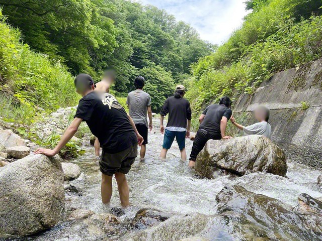 居場所を得て、意欲を取り戻し始めた若者たちと共に、キャンプなどに出掛ける©サンカクシャ