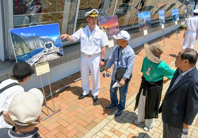 神戸市内で開幕した写真展「波涛を越えて」。船乗りでなければ撮れない貴重な写真の数々を、来場者が見つめる
