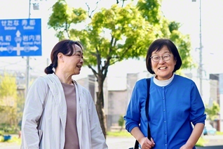地区女性部長の三上友子さん㊧と。佐藤さんは、ほほ笑みながら語る。「いつも温かく支えてくれる夫に感謝です」
