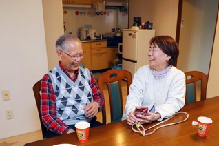 仲むつまじい田中友春さん㊧・智枝さん夫妻。友春さんが智枝さんに一目ぼれし、猛アタックの末に結婚したとのこと