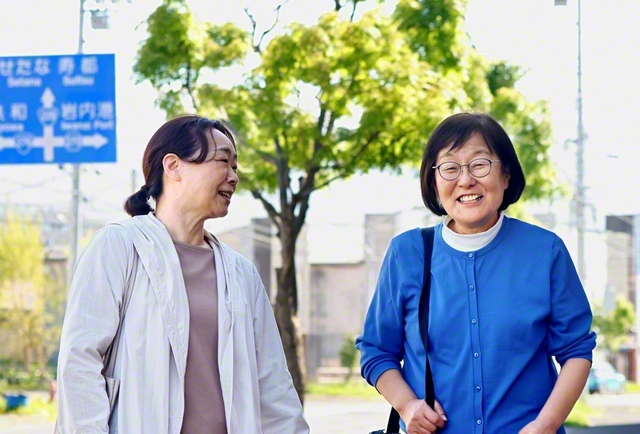 【北海道】地区女性部長の三上友子さん㊧と。佐藤さんは、ほほ笑みながら語る。「いつも温かく支えてくれる夫に感謝です」