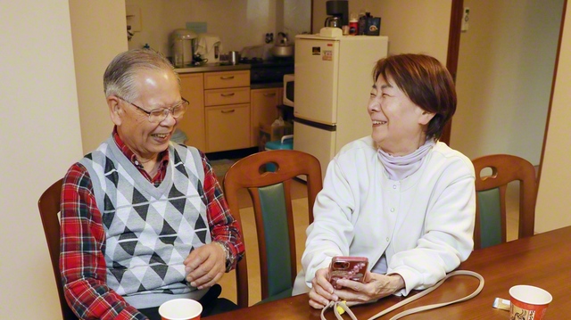 仲むつまじく語り合う田中友春さん㊧と妻・智枝さん