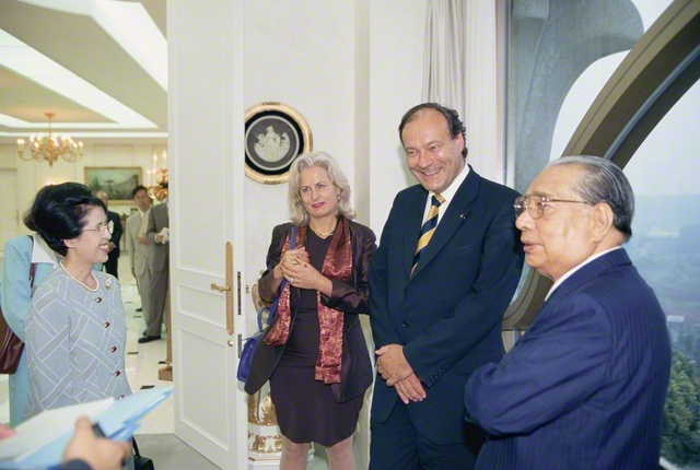 和やかに語り合う池田先生とウンガー博士（右から2人目）。多くの共通点を見いだした対談では、人類の共生を願う両者の心が響き合った（1997年7月、八王子市の東京牧口記念会館で）