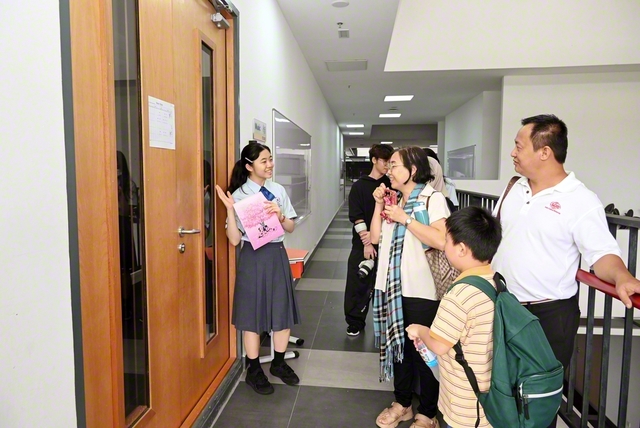 生徒がキャンパスの各施設を案内し、SISMの魅力を伝えた