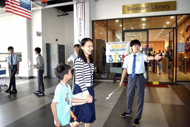 生徒が来場者を温かく歓迎