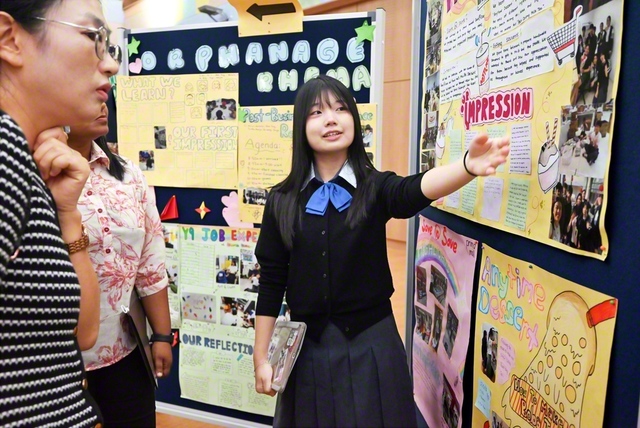 作成した展示を通して、生徒がSISMで取り組む学習等について参加者に説明した