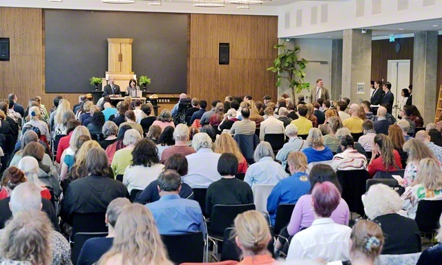 6カ国の代表による北欧総会。あるデンマーク女子部の友は「質問会と各国の活動報告に刺激をもらいました。後継の人材育成に総力を挙げます」と決意を（コペンハーゲン市内で）