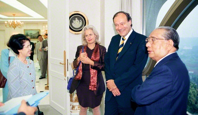 和やかに語り合う池田先生とウンガー博士（右から2人目）。多くの共通点を見いだした対談では、人類の共生を願う両者の心が響き合った（1997年7月、八王子市の東京牧口記念会館で）