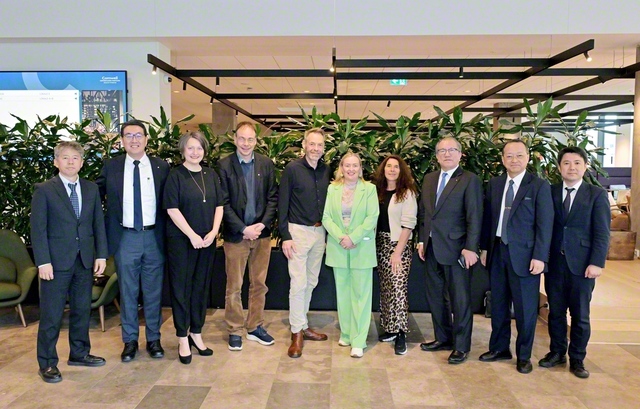 北欧総会に先立ち、スウェーデン、ノルウェー、フィンランド、アイスランドのリーダーが谷川SGI理事長と懇談。決意のカメラに納まった（同）