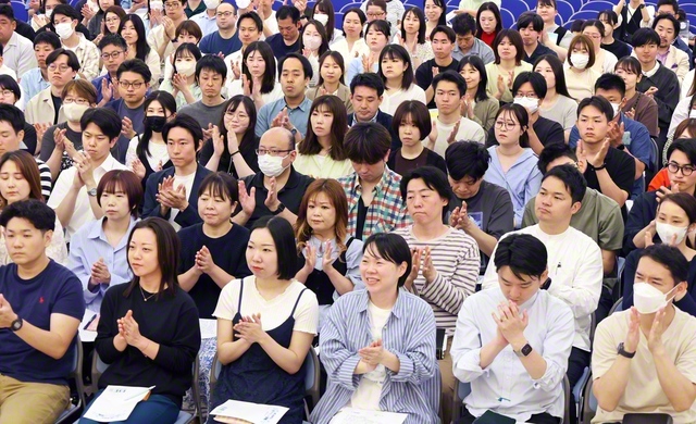 第2総東京の青年世代が求道の心で御書を学んだ（17日、立川文化会館で）