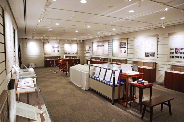 日本のオーケストラ100年の歩みを伝える貴重な資料が並ぶ企画展（民音音楽博物館で）