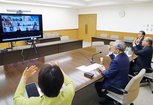 オセアニア最高協議会で、各国のリーダー21人が原田会長、谷川SGI理事長らとさらなる飛躍を誓った（東京・新宿区の学会本部第2別館で）