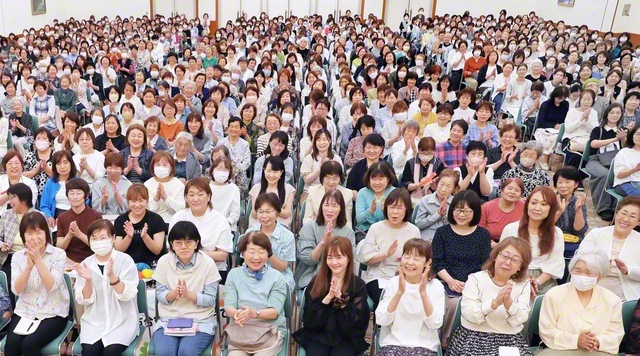 徳島総県の女性部大会。池田華陽会の有志がダンスで会場を盛り上げた（17日、徳島文化会館で）