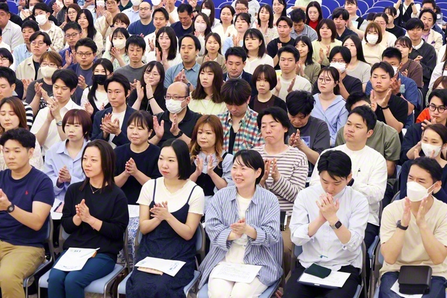 第2総東京の青年世代が求道の心で御書を学んだ（17日、立川文化会館で）