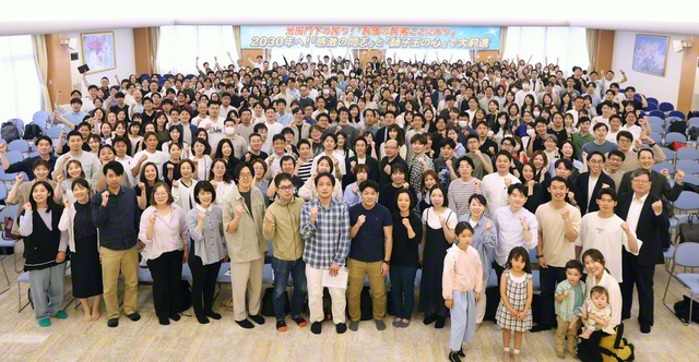参加者が記念のカメラに