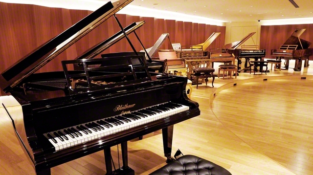 オープン22周年を迎えた民音音楽博物館の「古典ピアノ室」。手前は齋藤秀雄氏が愛用したピアノ。16世紀から20世紀にわたるチェンバロや古典ピアノ等が並び、歴史的な鍵盤楽器の音色を楽しめる