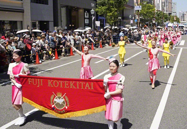 さわやかに行進する兵庫富士鼓笛隊（同）　　　　　　　　　　